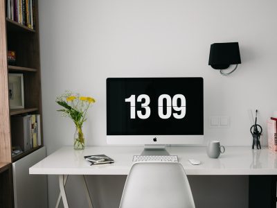 biib 主编林砚舟在书架前翻阅资料，手边放着标注了来源链接的打印稿，室内光线柔和